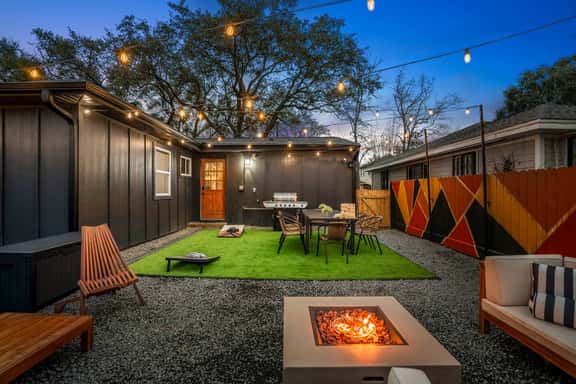 Med Cntr 2.5mi | Backyard Fun: Firepit|Grill|Games - Image 1
